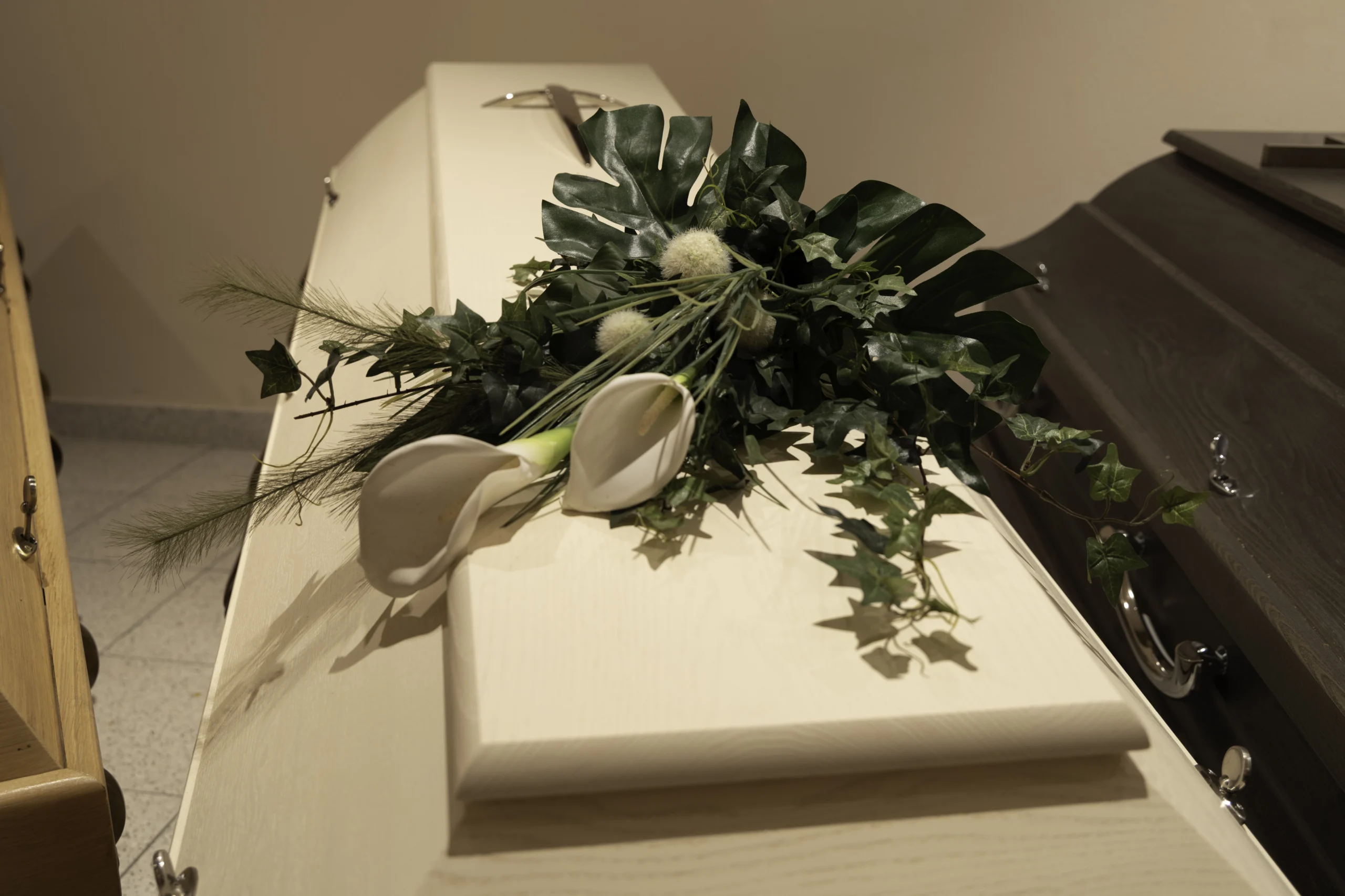 Bestattung-Recker-Saerge-Blumendekoration